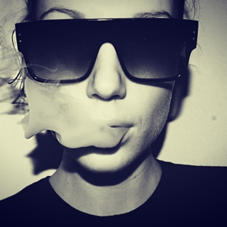 Sunglasses And Smoke - Obrázkek zdarma pro 128x128