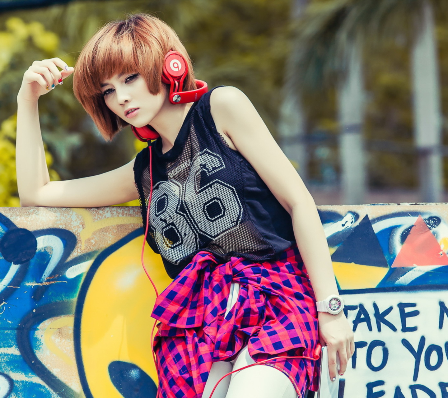 Das Cool Girl With Red Headphones Wallpaper 1440x1280