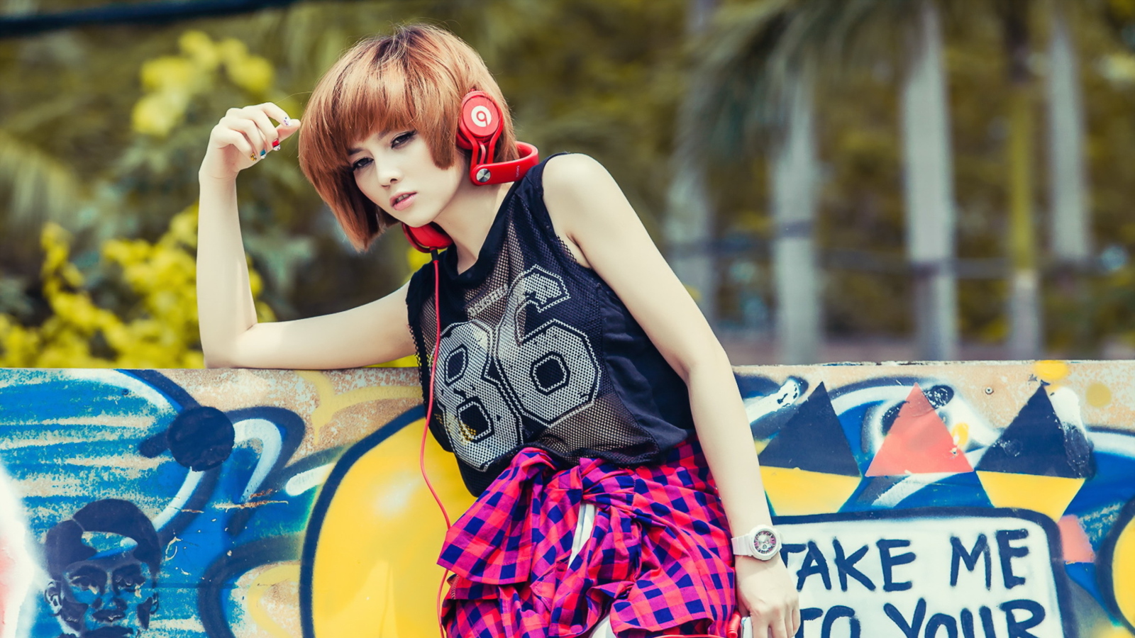 Screenshot №1 pro téma Cool Girl With Red Headphones 1600x900