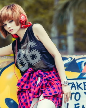Screenshot №1 pro téma Cool Girl With Red Headphones 176x220