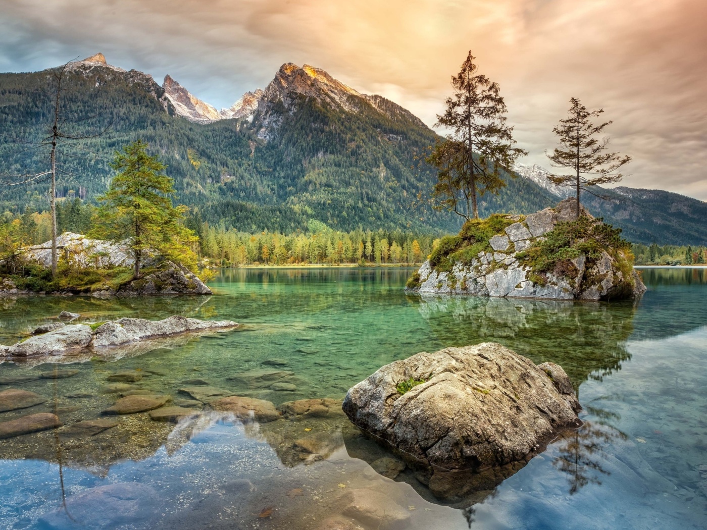 Fondo de pantalla Tarn lake in Canada 1400x1050