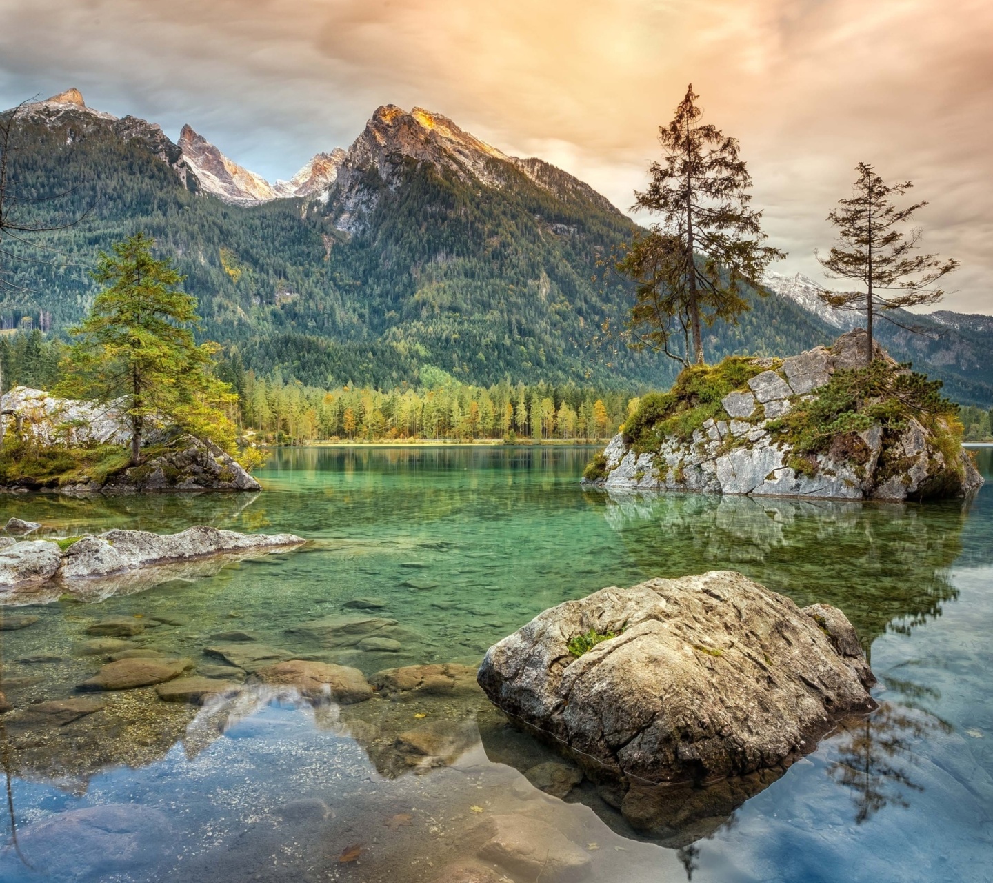 Fondo de pantalla Tarn lake in Canada 1440x1280