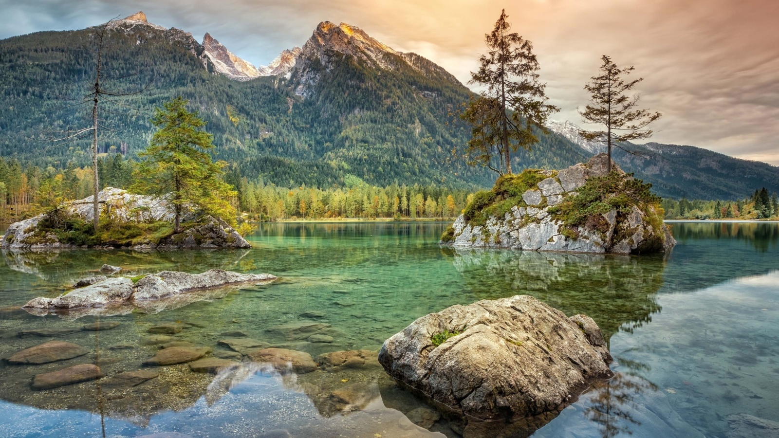 Tarn lake in Canada screenshot #1 1600x900