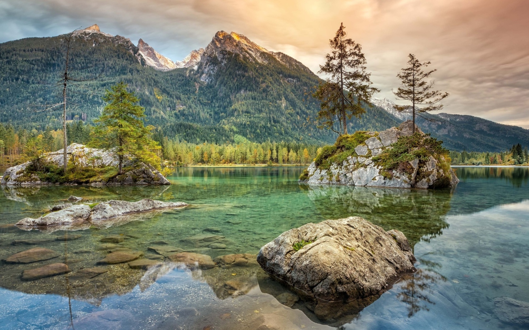 Tarn lake in Canada wallpaper 1680x1050