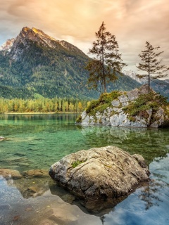 Fondo de pantalla Tarn lake in Canada 240x320