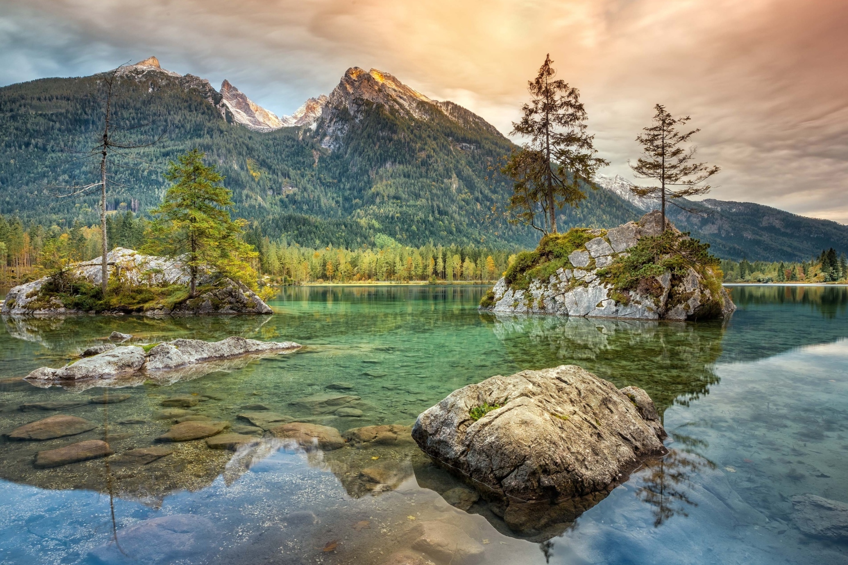 Fondo de pantalla Tarn lake in Canada 2880x1920