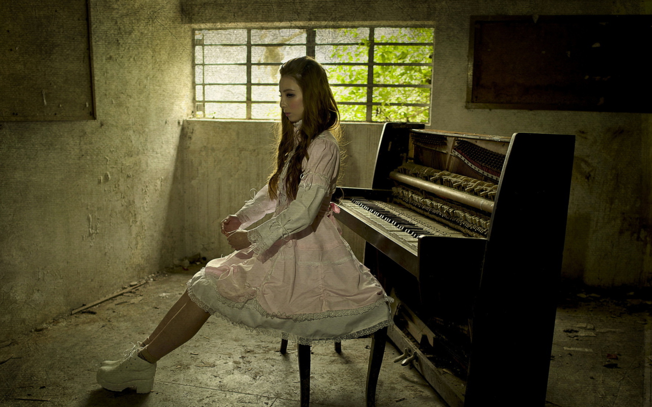 Screenshot №1 pro téma Girl And Piano 1280x800