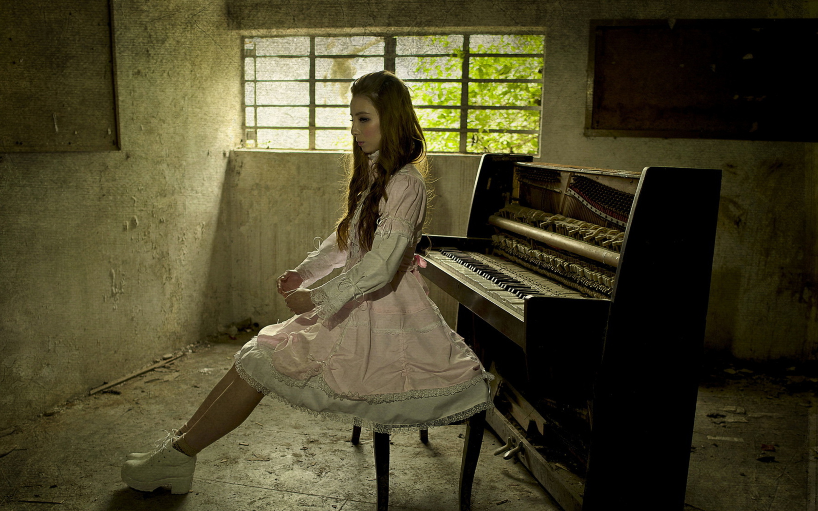 Fondo de pantalla Girl And Piano 1680x1050