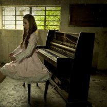 Das Girl And Piano Wallpaper 208x208