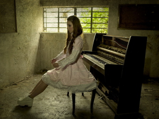 Fondo de pantalla Girl And Piano 320x240
