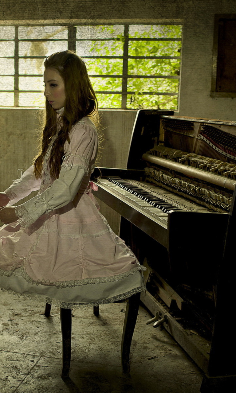 Screenshot №1 pro téma Girl And Piano 768x1280