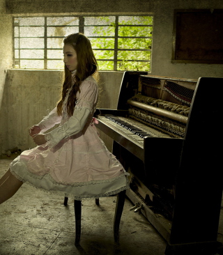 Girl And Piano - Obrázkek zdarma pro Nokia C2-05