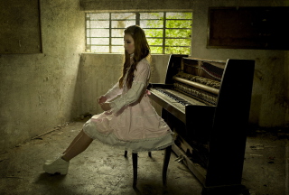 Girl And Piano - Obrázkek zdarma 