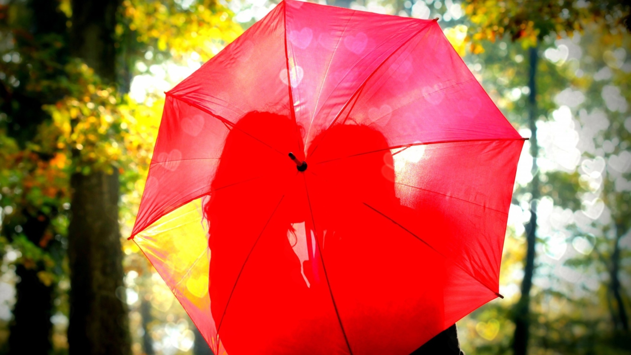 Das Couple Behind Red Umbrella Wallpaper 1280x720