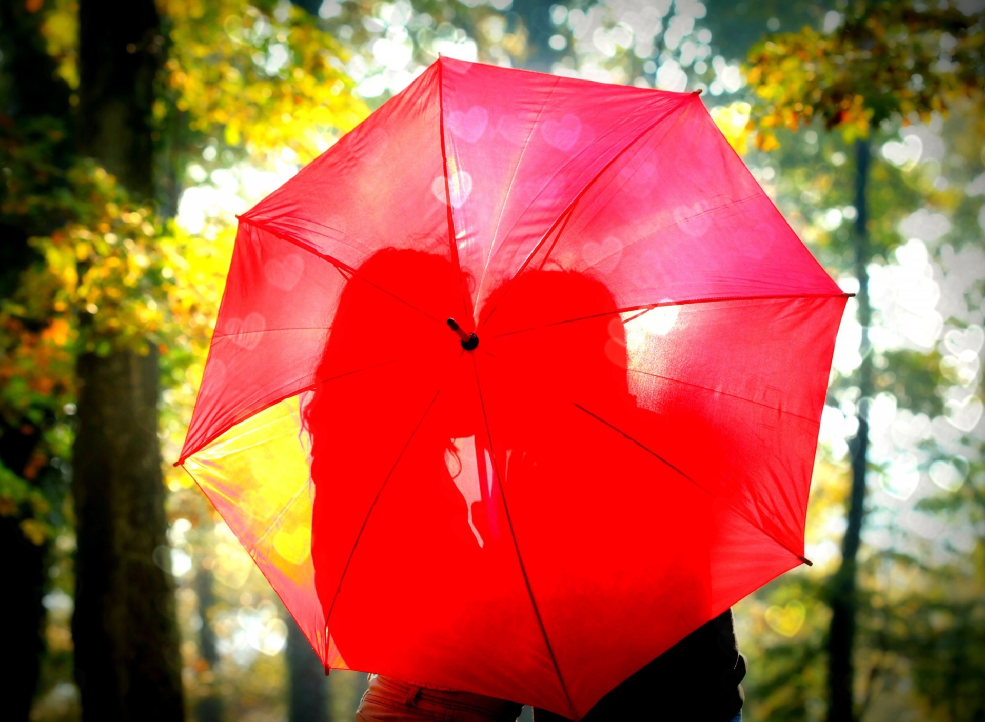 Fondo de pantalla Couple Behind Red Umbrella 1920x1408