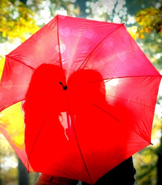 Couple Behind Red Umbrella sfondi gratuiti per Nokia Asha 300