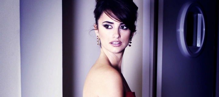 Sfondi Penelope Cruz In Red Dress 720x320