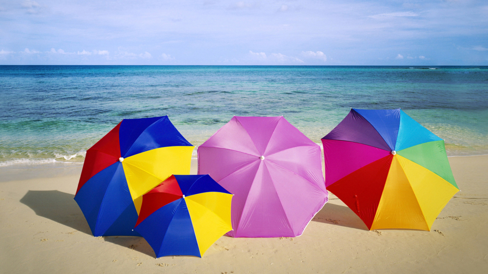 Screenshot №1 pro téma Umbrellas On The Beach 1600x900