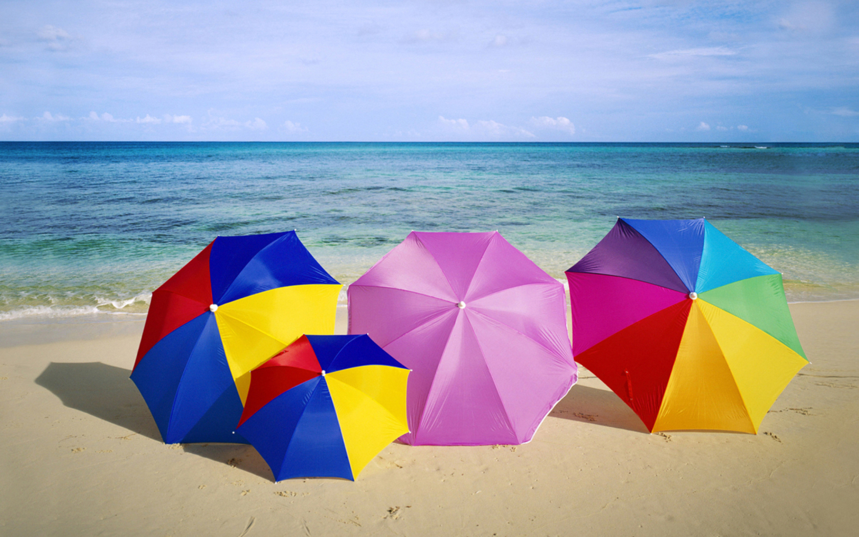 Screenshot №1 pro téma Umbrellas On The Beach 1680x1050
