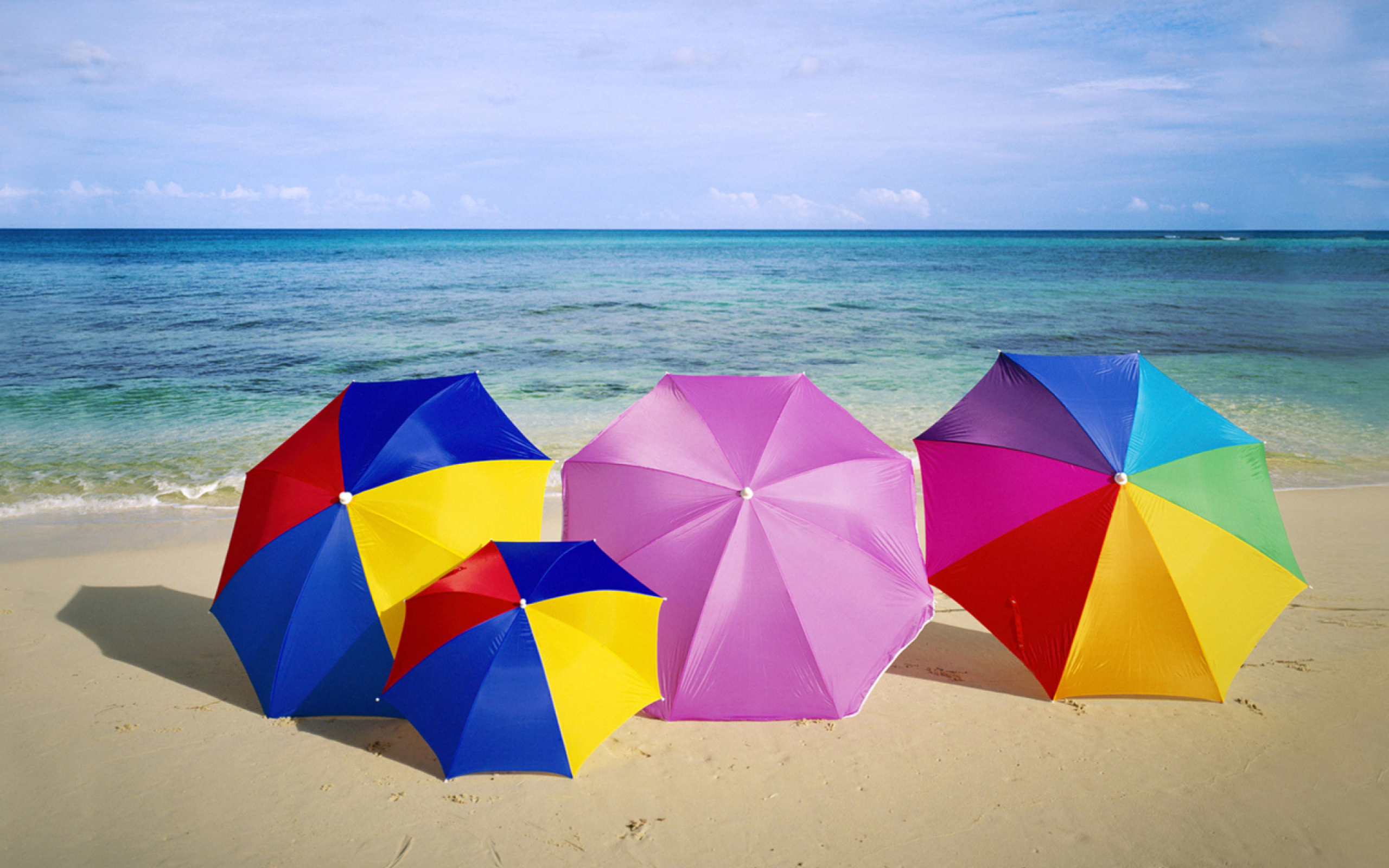 Fondo de pantalla Umbrellas On The Beach 2560x1600