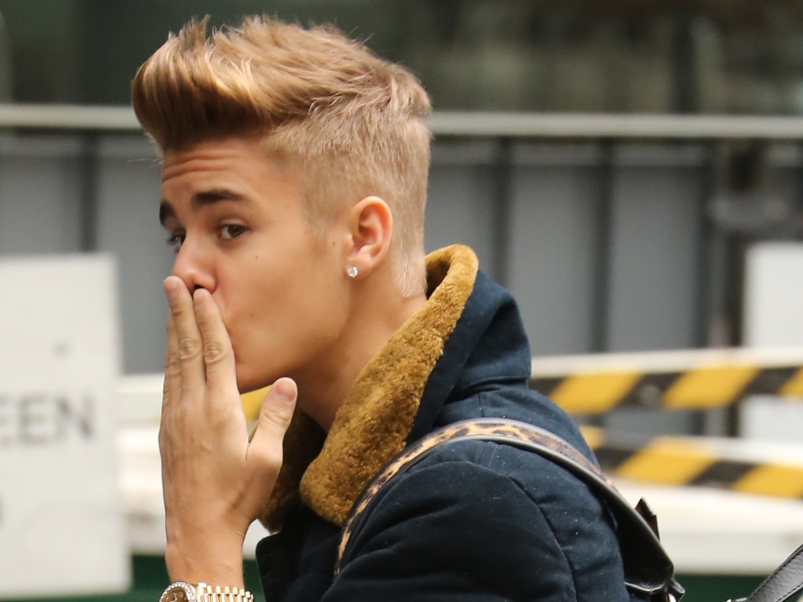 Sfondi Justin Bieber Air Kiss 1152x864