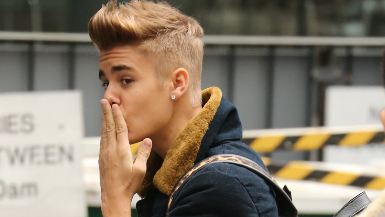 Justin Bieber Air Kiss wallpaper 1280x720