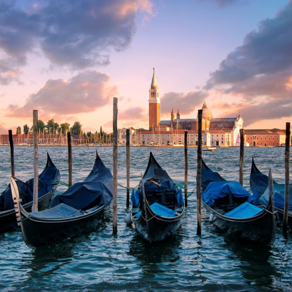 Venice Italy Gondolas wallpaper 1024x1024