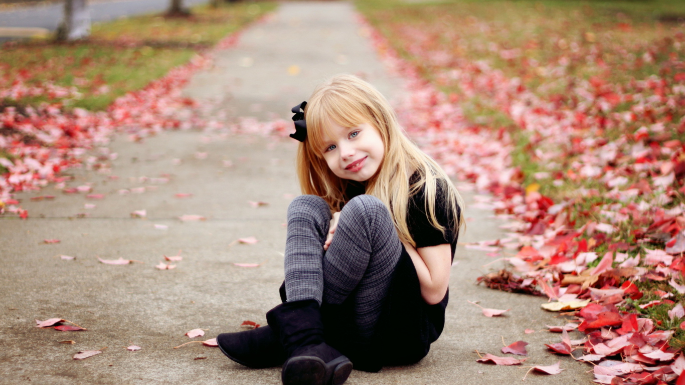 Fondo de pantalla Little Blonde Girl In Autumn Park 1366x768