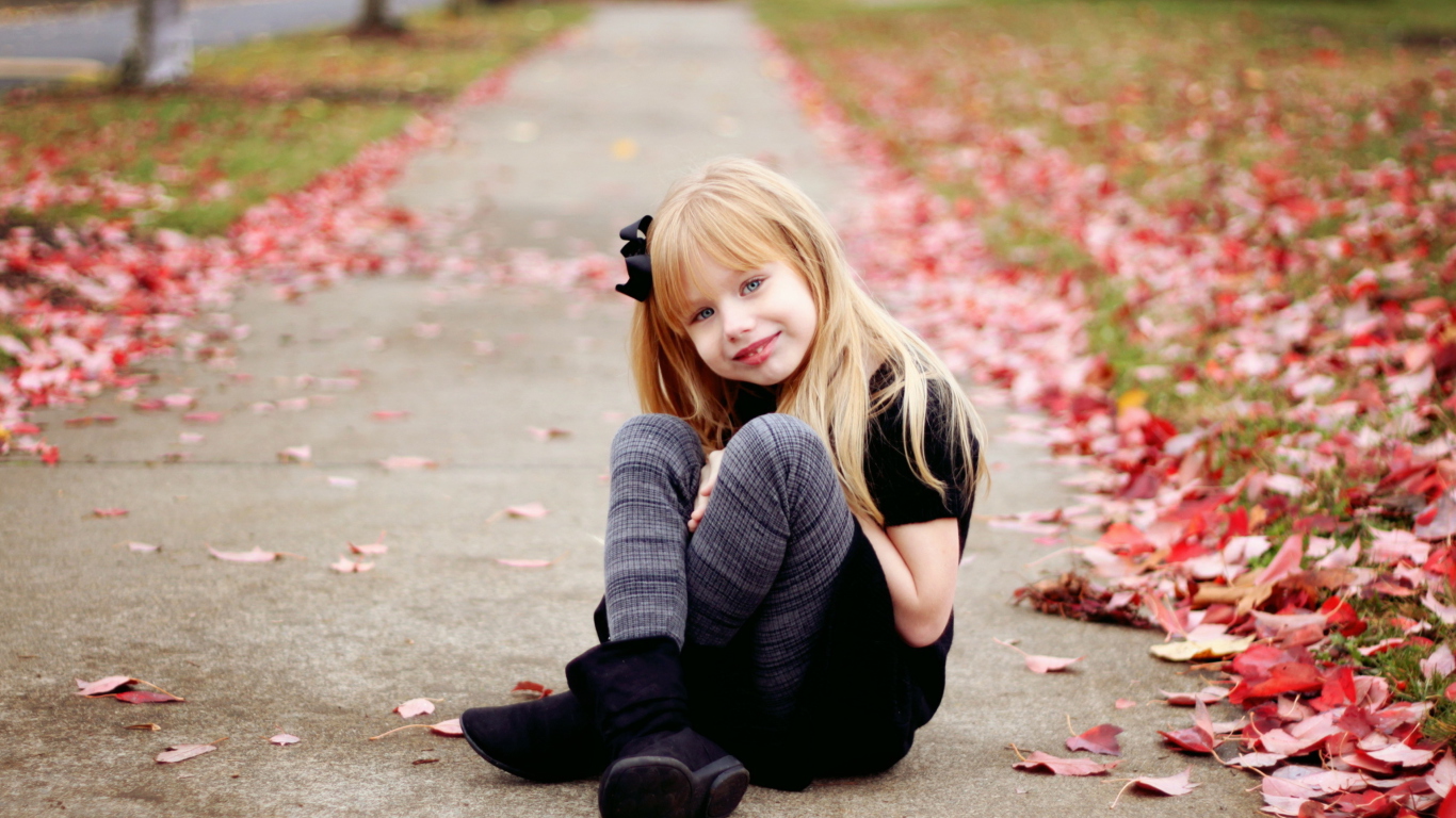 Screenshot №1 pro téma Little Blonde Girl In Autumn Park 1366x768