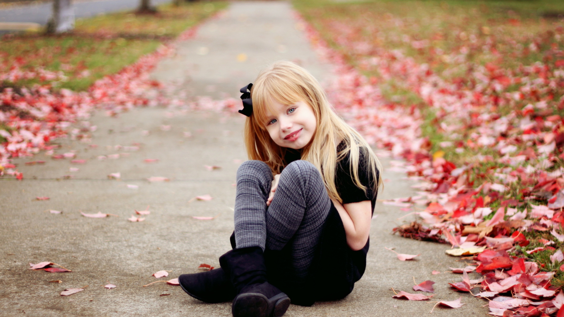Обои Little Blonde Girl In Autumn Park 1920x1080