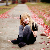 Обои Little Blonde Girl In Autumn Park 208x208