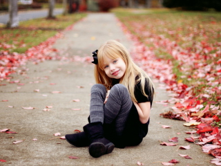 Обои Little Blonde Girl In Autumn Park 320x240