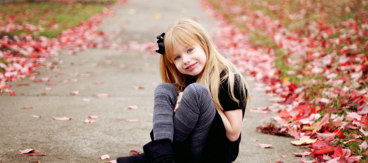 Fondo de pantalla Little Blonde Girl In Autumn Park 720x320