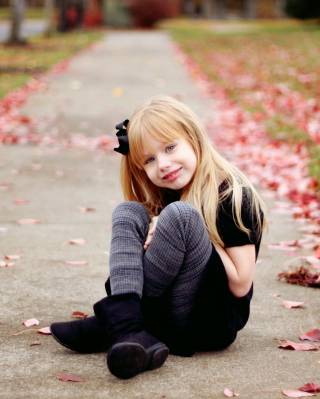 Little Blonde Girl In Autumn Park sfondi gratuiti per 640x1136