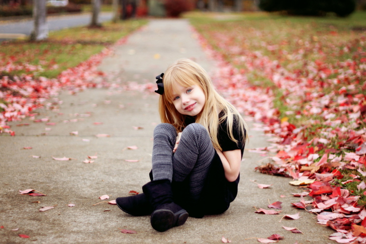 Обои Little Blonde Girl In Autumn Park