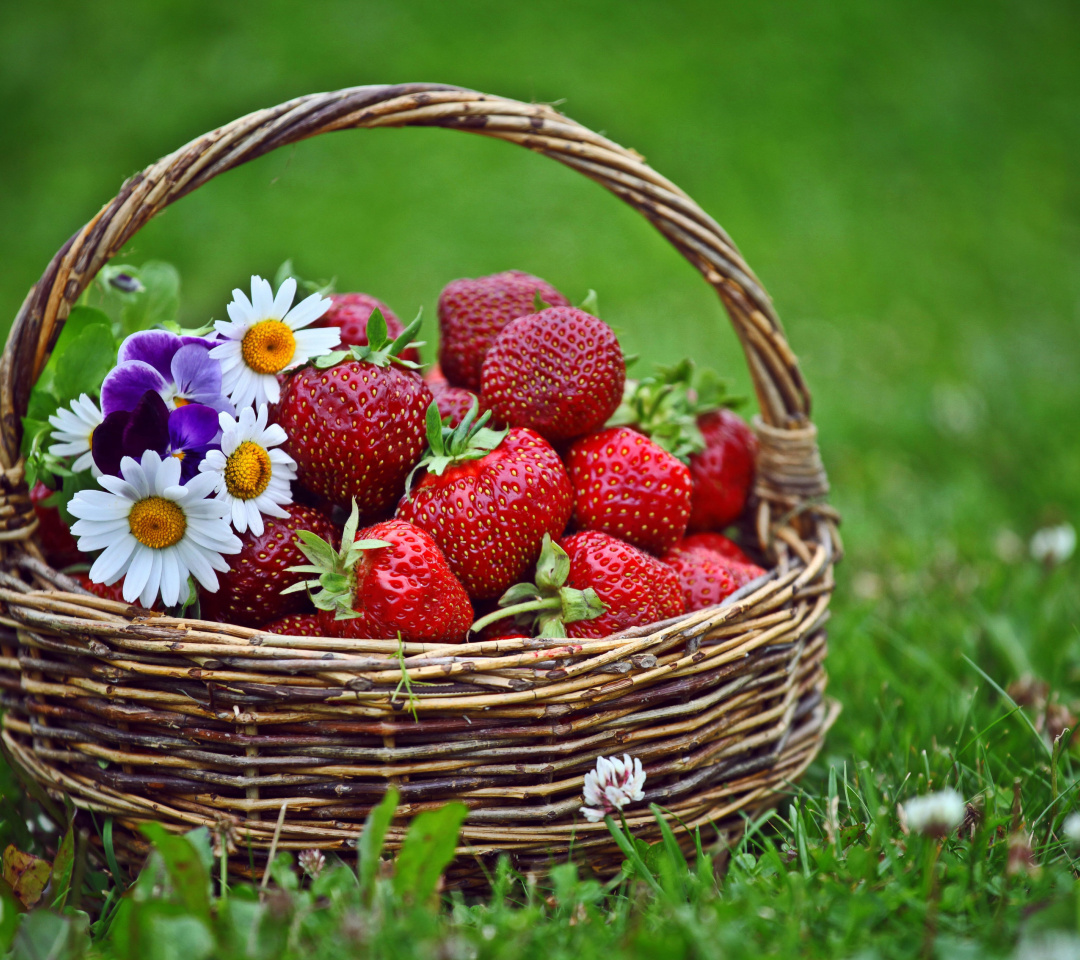 Обои Strawberries in Baskets 1080x960