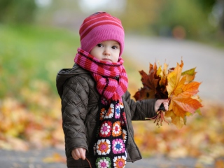 Das Cute Baby In Autumn Wallpaper 320x240
