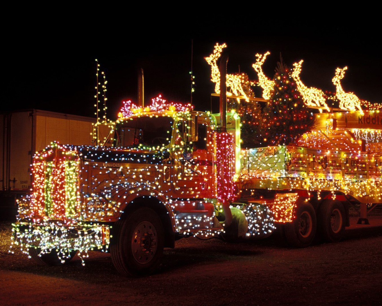 Обои Xmas Truck in Lights 1280x1024