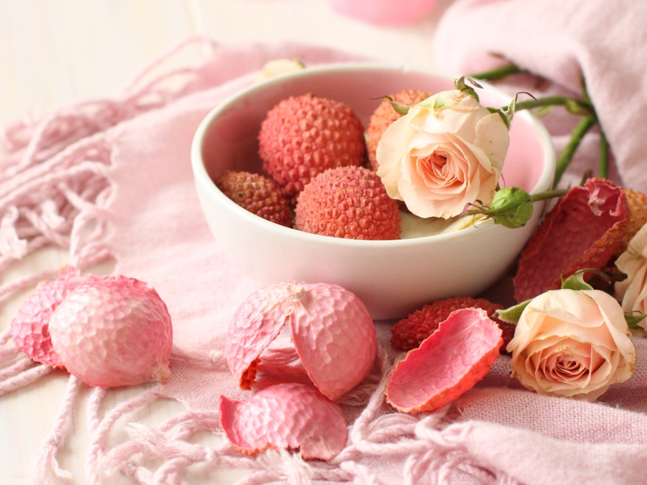 Das Pink Roses And Petals Wallpaper 1280x960