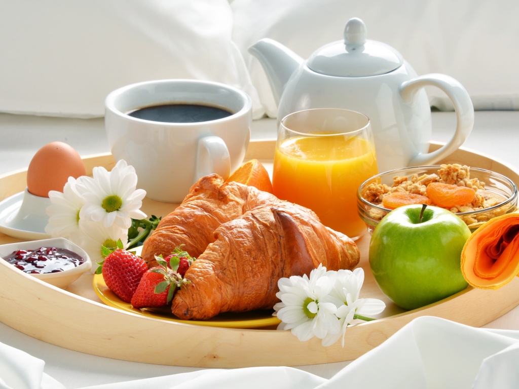 Обои Breakfast with croissant and musli 1024x768