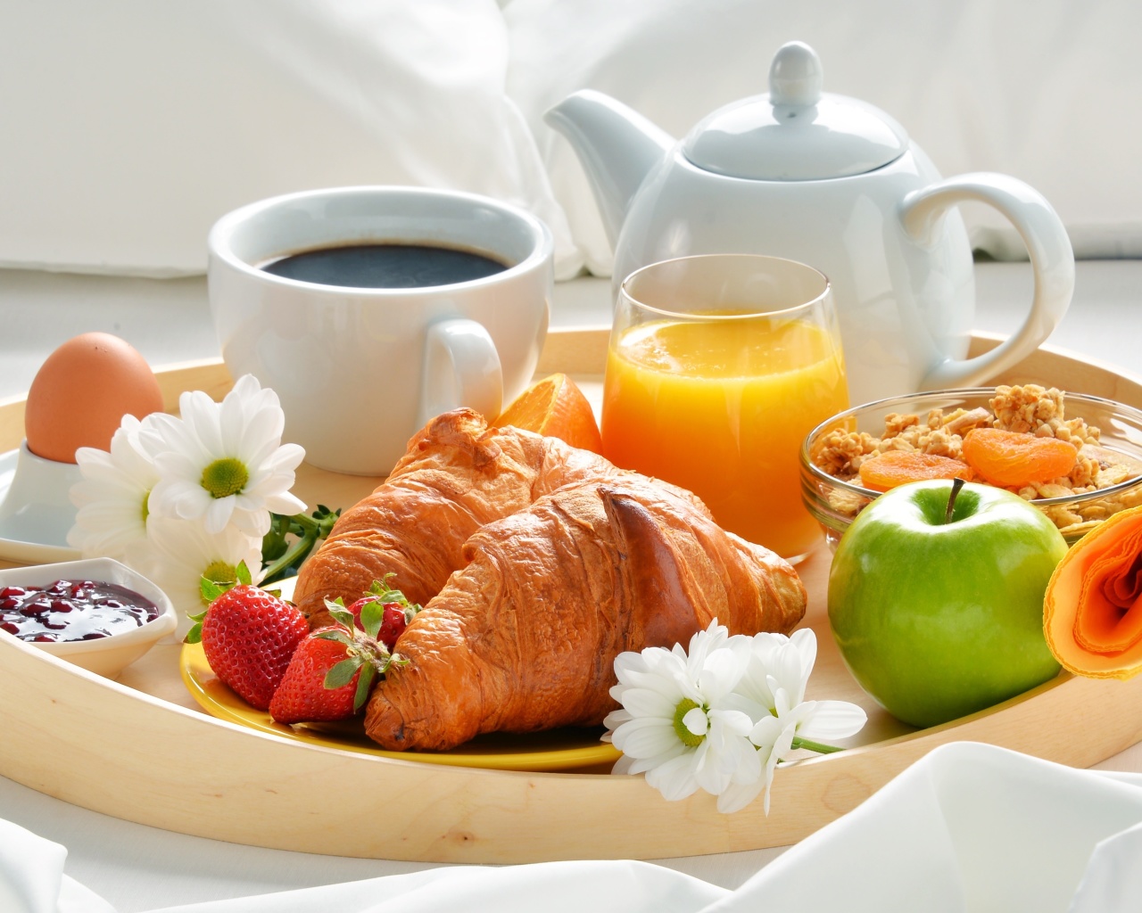 Das Breakfast with croissant and musli Wallpaper 1280x1024