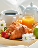Das Breakfast with croissant and musli Wallpaper 128x160