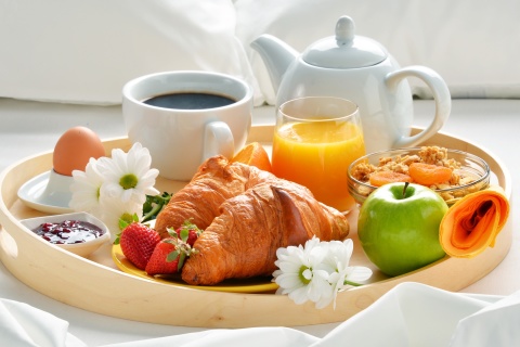 Fondo de pantalla Breakfast with croissant and musli 480x320