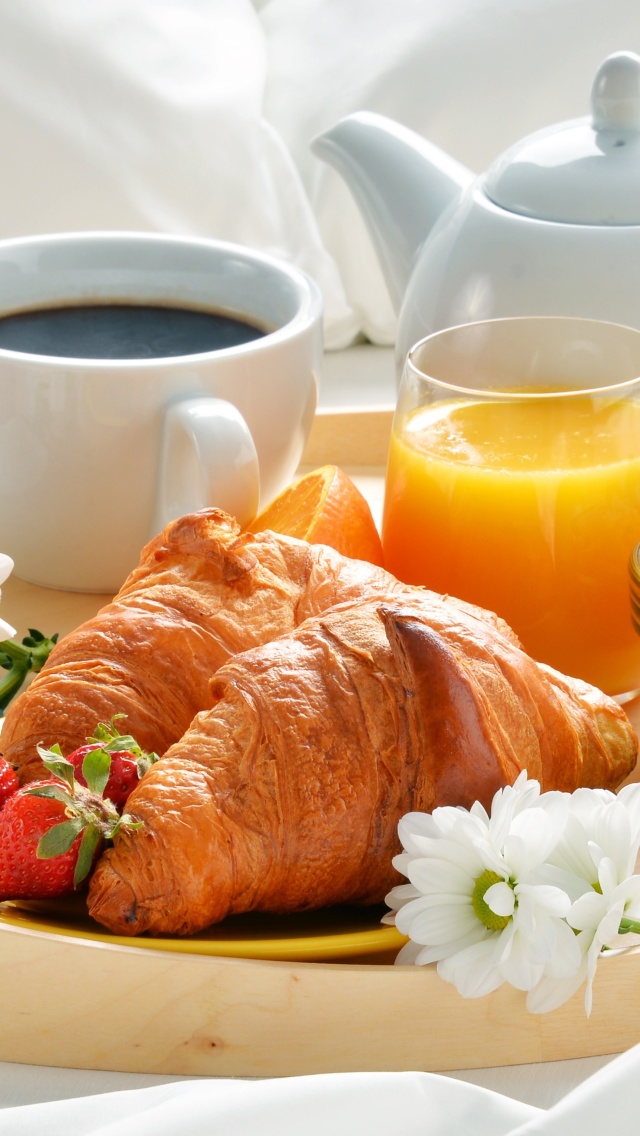 Das Breakfast with croissant and musli Wallpaper 640x1136