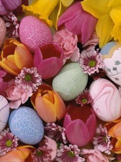 Das Easter Eggs And Flowers Wallpaper 240x320
