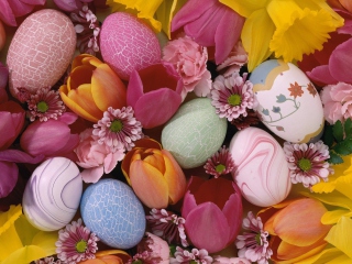 Fondo de pantalla Easter Eggs And Flowers 320x240