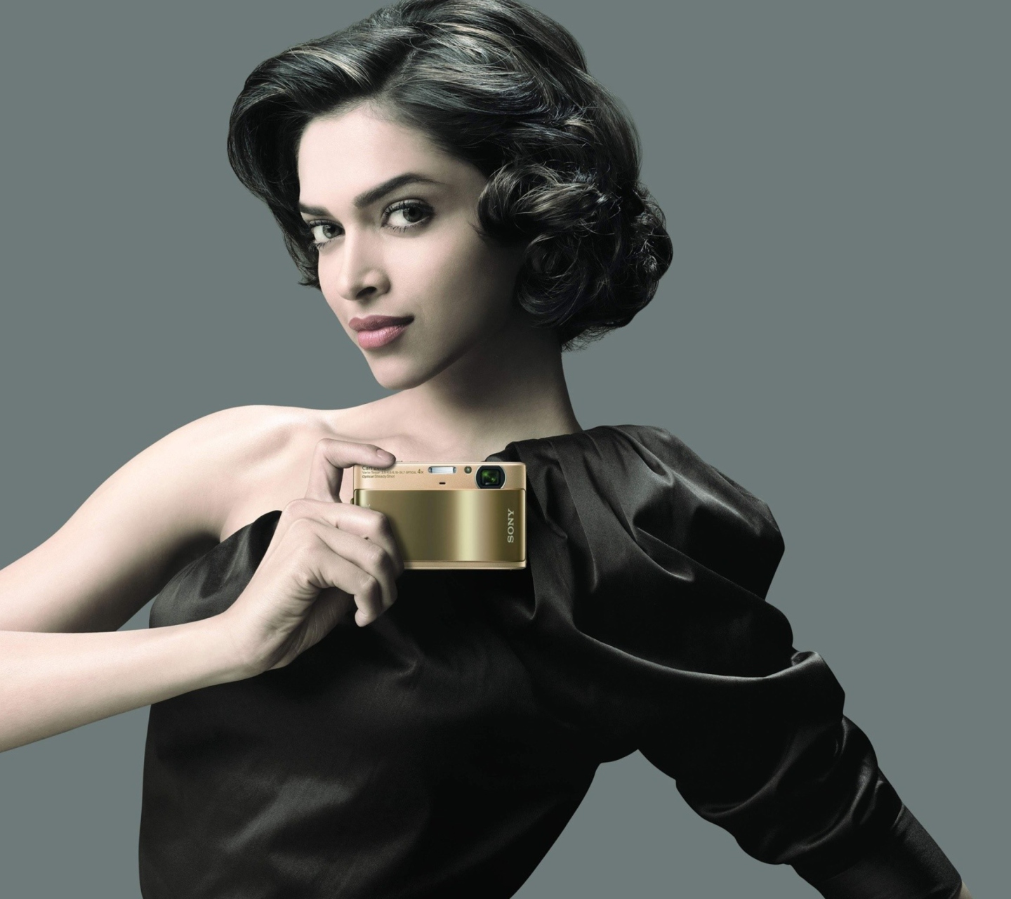 Обои Deepika Padukone Posh Style 1440x1280