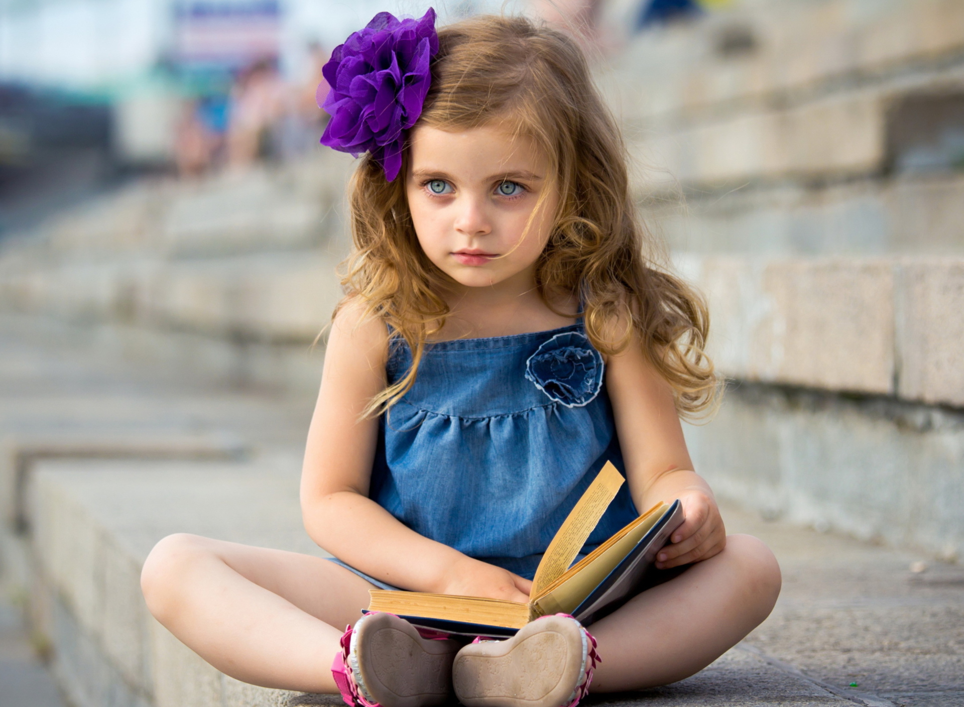 Screenshot №1 pro téma Sweet Child Girl With Flower In Her Hair 1920x1408