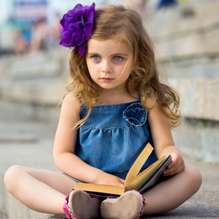 Kostenloses Sweet Child Girl With Flower In Her Hair Wallpaper für iPad mini