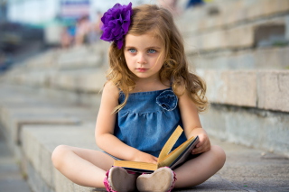 Kostenloses Sweet Child Girl With Flower In Her Hair Wallpaper für Android, iPhone und iPad